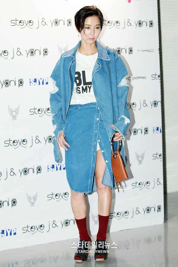 Dấu ấn đặc trưng trong phong cách của Na Young chính là kết hợp giày với tất cao, tạo điểm nhấn nhá phá cách mà không phải ai cũng có thể làm tốt được.