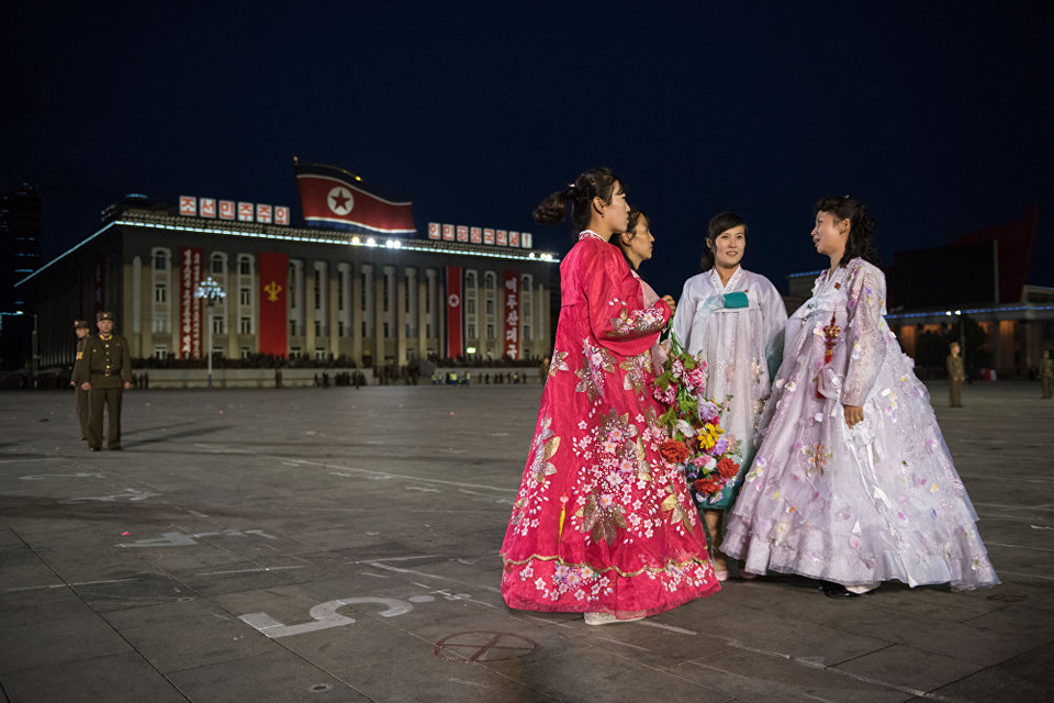 Những người phụ nữ Triều Tiên mặc trang phục hanbok truyền thống đứng ở quảng trường Kim Nhật Thành. (Nguồn: Sputniknews)