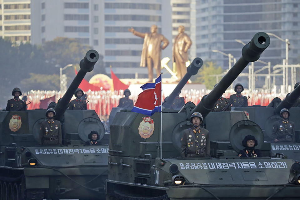 Người lính trên xe tăng. (Nguồn: Sputniknews)