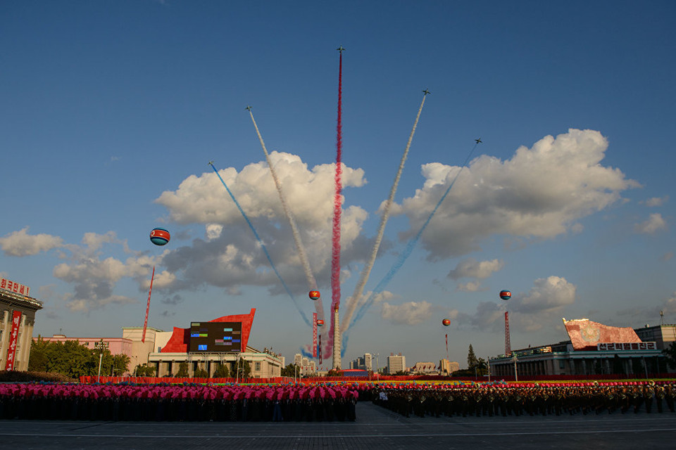 Đội máy bay của không quân Triều Tiên bay trên quảng trường Kim Nhật Thành, tạo nên biểu tượng của Đảng Lao động Triều Tiên gồm búa, bút lông và liềm. Một đội khác hình thành con số 70 trên bầu trời. (Nguồn: Sputniknews)