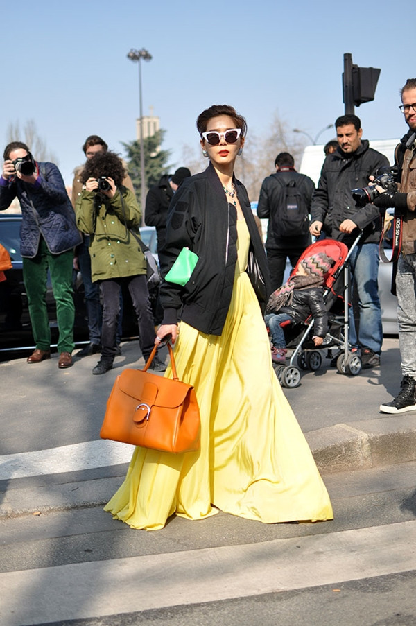 Na Young còn biết cách 'tái sử dụng' những món đồ như túi xách, mắt kính nhưng vẫn mang đến diện mạo mới mẻ, ấn tượng.