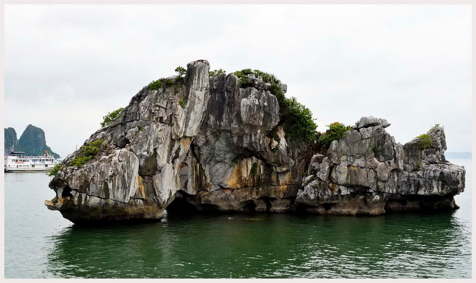 Vẻ đẹp Hòn Cá trên Vịnh Hạ Long. (Ảnh: Thanh Hà/TTXVN)