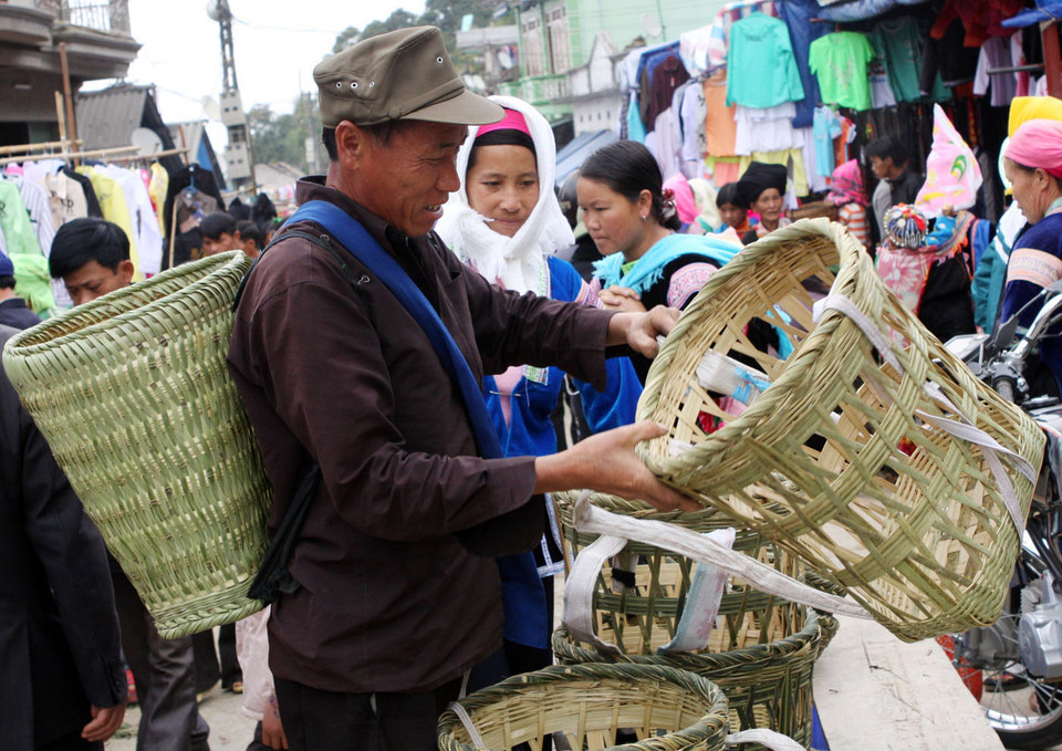 Phiên chợ là dịp để người dân chọn mua những vật dụng thiết yếu. (Ảnh: Trần Việt/TTXVN)