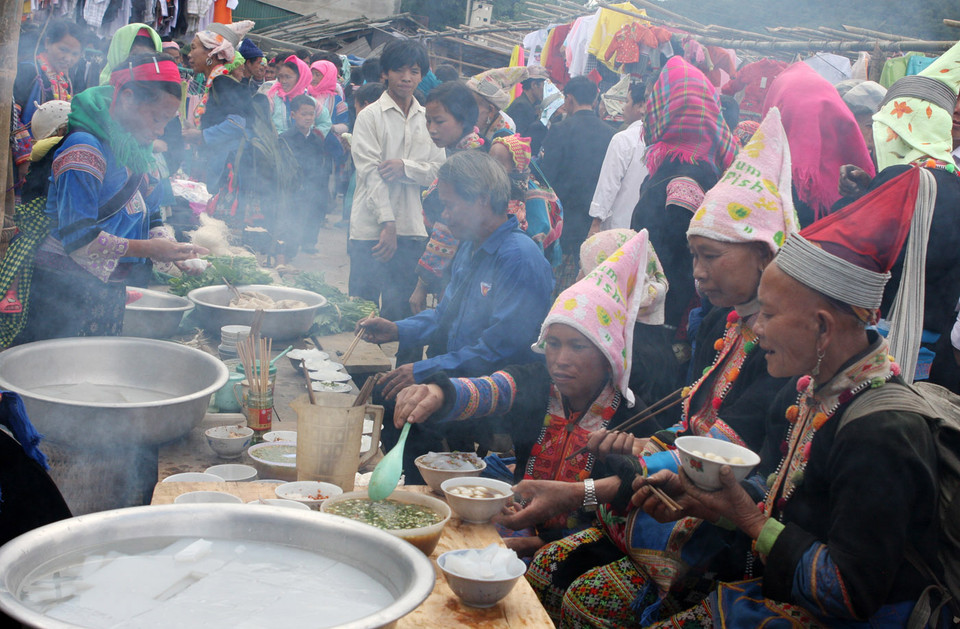 Ẩm thực cũng là một nét độc đáo của phiên chợ. (Ảnh: Trần Việt/TTXVN) 