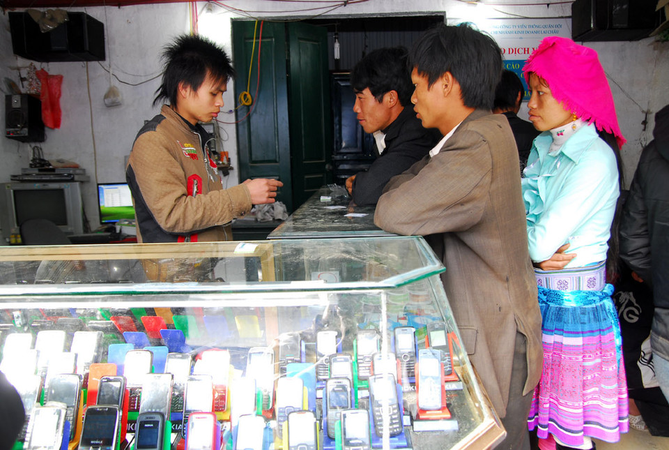 Điện thoại di động không còn là mặt hàng xa lạ đối với đồng bào dân tộc thiểu số. (Ảnh: Trần Việt/TTXVN)