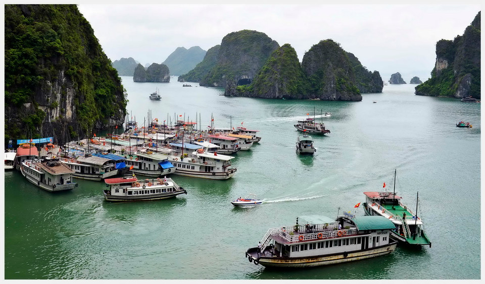 Bến thuyền vào hang Sửng Sốt trên Vịnh Hạ Long. (Ảnh: Thanh Hà/TTXVN)