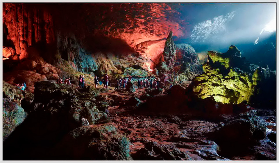 Vẻ đẹp hang Sửng Sốt trên Vịnh Hạ Long. (Ảnh: Thanh Hà/TTXVN)