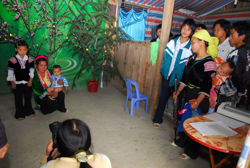 Chụp ảnh kỹ thuật số lấy ngay tại chợ phiên. (Ảnh: Trần Việt/TTXVN) 