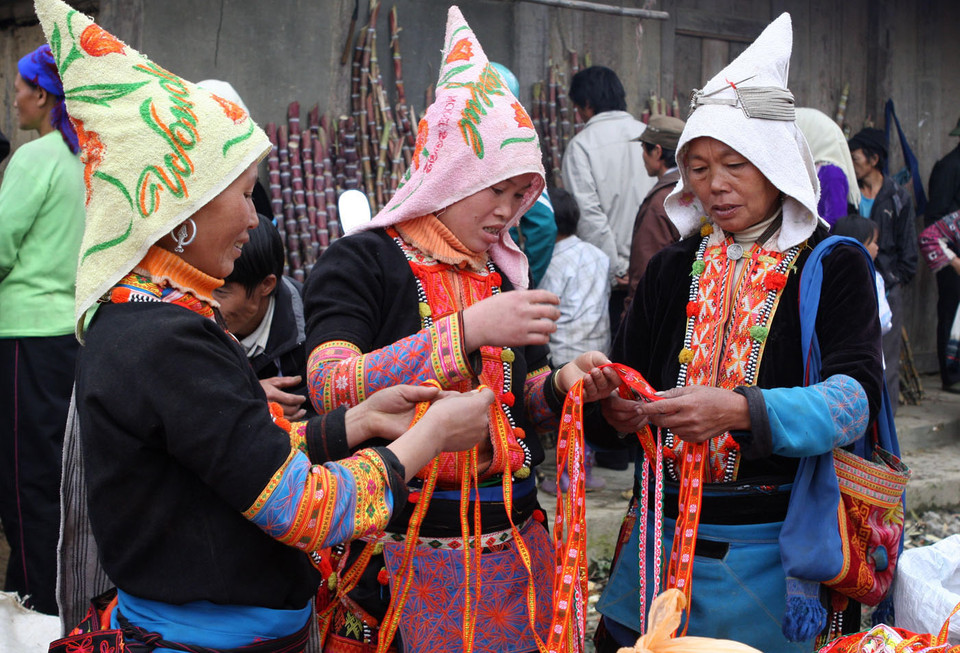 Phụ nữ Dao chọn mua diềm vai để trang trí quần áo. (Ảnh: Trần Việt/TTXVN)