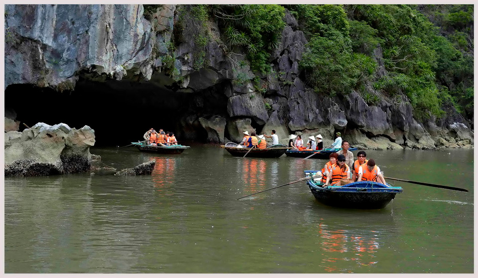 Du khách tham quan, khám phá điểm du lịch Ba Hang trên Vịnh Hạ Long. (Ảnh: Thanh Hà/TTXVN)