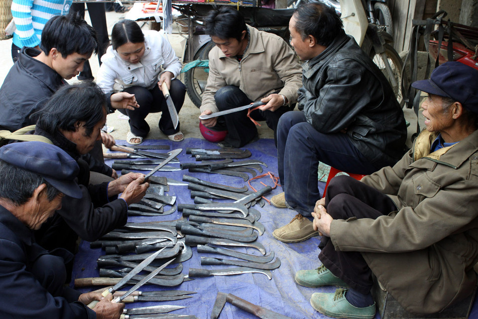 Người dân cùng nhau chọn mua những vật dụng cần thiết phục vụ cuộc sống hàng ngày. (Ảnh: Trần Việt/TTXVN)
