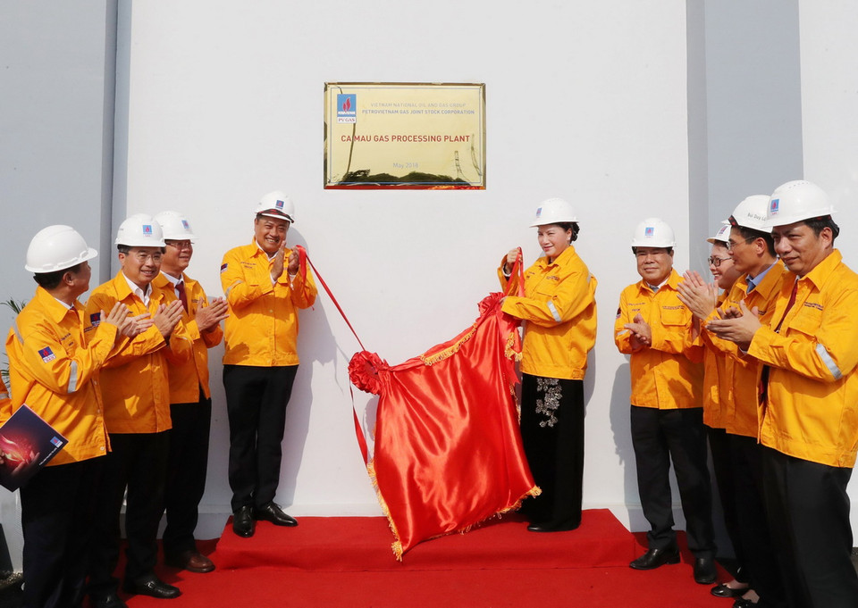 Chủ tịch Quốc hội Nguyễn Thị Kim Ngân và các đại biểu thực hiện nnghi thức khánh thành phòng chỉ huy điều hành nhà máy. (Ảnh: Trọng Đức/TTXVN)