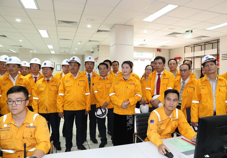 Chủ tịch Quốc hội Nguyễn Thị Kim Ngân và các đại biểu tham quan phòng chỉ huy điều hành nhà máy. (Ảnh: Trọng Đức/TTXVN)