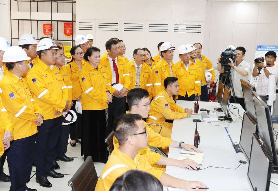 Chủ tịch Quốc hội Nguyễn Thị Kim Ngân và các đại biểu tham quan phòng chỉ huy điều hành nhà máy. (Ảnh: Trọng Đức/TTXVN)