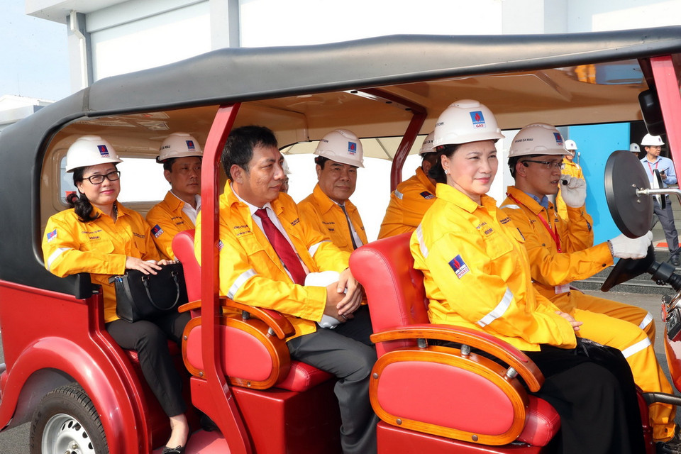 Chủ tịch Quốc hội Nguyễn Thị Kim Ngân và các đại biểu đi tham quan các hạng mục, công trình của nhà máy. (Ảnh: Trọng Đức/TTXVN) 