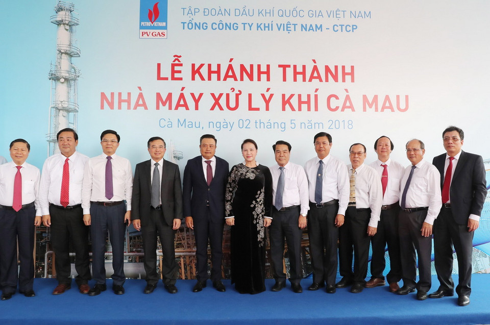 Chủ tịch Quốc hội Nguyễn Thị Kim Ngân chụp ảnh chung với các đại biểu tại lễ khánh thành nhà máy. (Ảnh: Trọng Đức/TTXVN) 