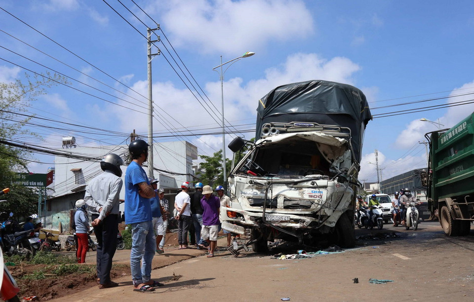Vào lúc 6 giờ 15 phút, sáng 2/5/2018, tại km 199 thị trấn Liên Nghĩa, huyện Đức Trọng, Lâm Đồng, đoạn qua Quốc lộ 20, một vụ tai nạn giao thông nghiêm trọng đã xảy ra khiến hơn 9 người phải nhập viện, 1 người tử vong. (Ảnh: Nguyễn Dũng/TTXVN)