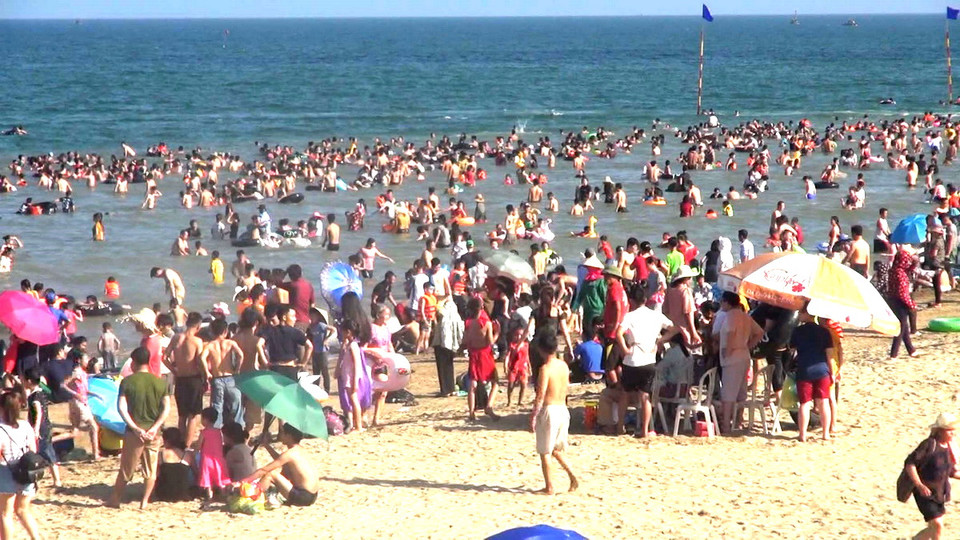 Du khách đồ về bãi biển Sầm Sơn rất đông trong những ngày nghỉ lễ. (Ảnh: Khiếu Tư/TTXVN)