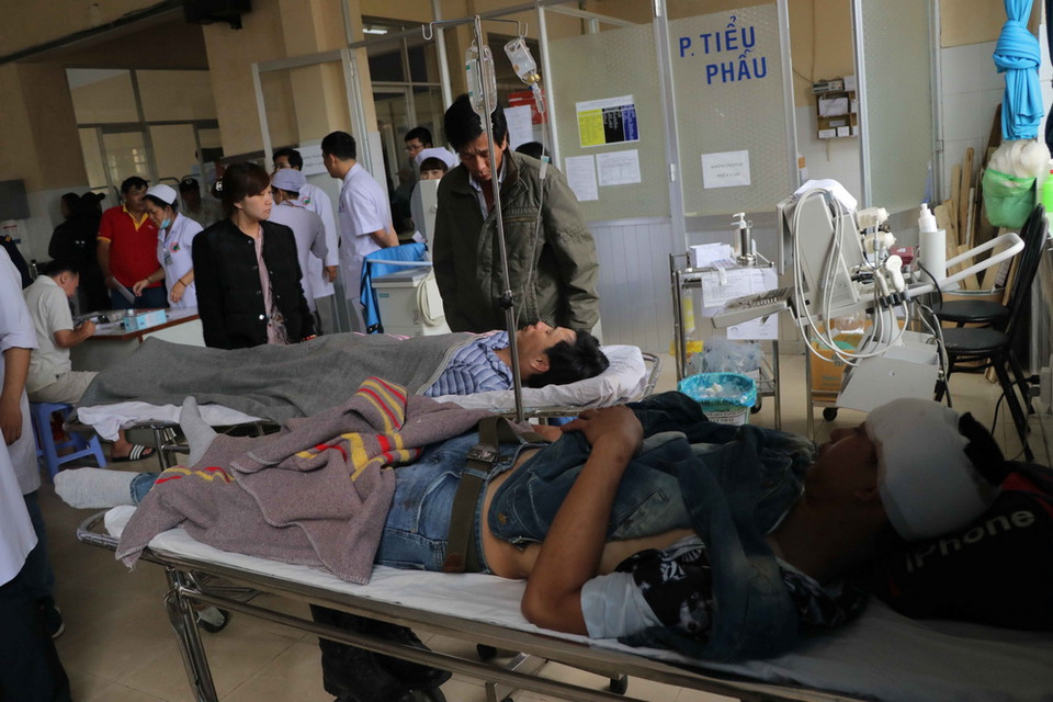 Các nạn nhân được cấp cứu tại Bệnh viện Đa khoa tỉnh Lâm Đồng. (Ảnh: Đặng Tuấn/TTXVN)