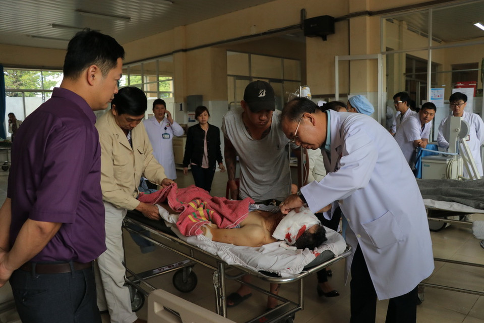 Vụ tai nạn giao thông nghiêm trọng khiến hơn 9 người phải nhập viện, 1 người tử vong trên đường đi cấp cứu. (Ảnh: Đặng Tuấn/TTXVN)