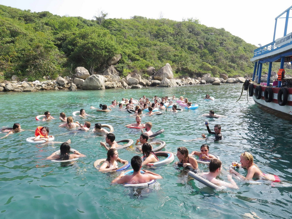 Du khách trong và ngoài nước hòa mình trong làn nước mát lành giữa vịnh Nha Trang. (Ảnh: Tiên Minh/TTXVN)