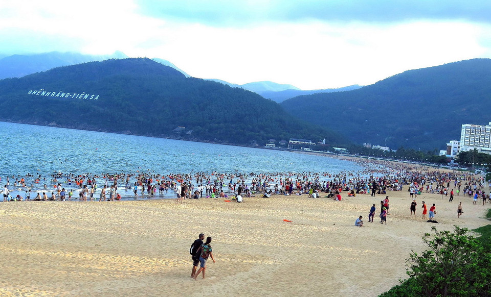Hàng ngàn người dân và du khách đổ về biển Quy Nhơn 'giải nhiệt' chiều 1/5. (Ảnh: Nguyên Linh/TTXVN)