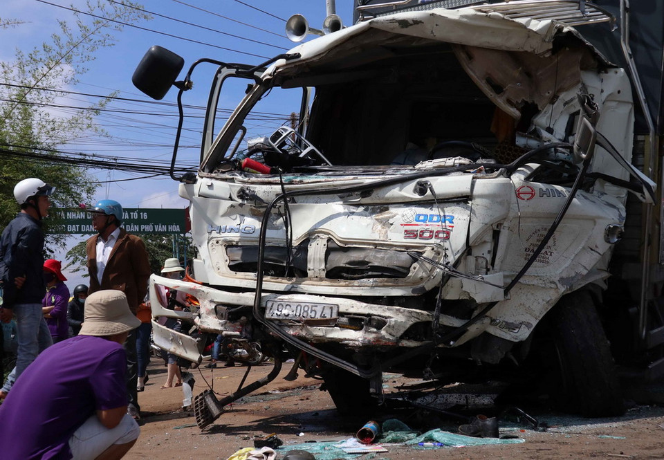 Đầu xe tải cũng bị biến dạng sau vụ tai nạn kinh hoàng. (Ảnh: Nguyễn Dũng/TTXVN)