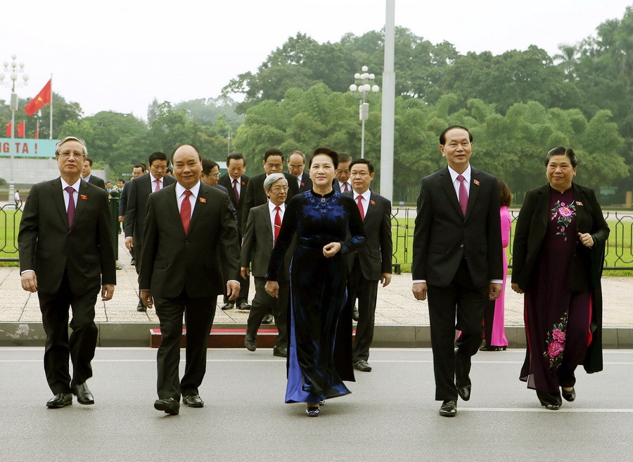 Sáng 23/10, trước phiên khai mạc, các vị lãnh đạo Đảng, Nhà nước và đại biểu Quốc hội đặt vòng hoa và vào Lăng viếng Chủ tịch Hồ Chí Minh. (Ảnh: Nguyễn Dân/TTXVN)