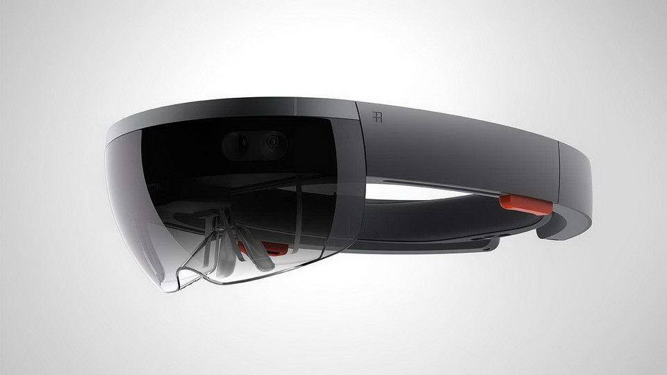 Kính HoloLens là một chiếc kính thực tế ảo chạy Windows 10. Theo Microsoft, điểm khác biệt lớn nhất của HoloLens là nó có khả năng tự vận hành, không cần dây nối, không kết nối với PC hoặc smartphone như các mẫu kính thực tế ảo hiện nay.(Nguồn: Microsoft) 