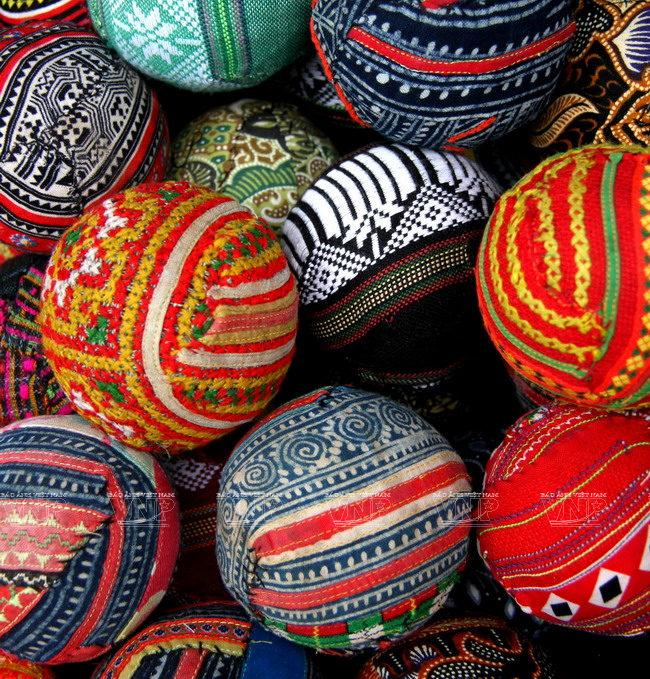 Những quả pao rực rỡ sắc màu đã trở thành hàng lưu niệm cho du khách đến Mai Châu (Hòa Bình). (Ảnh: Thông Thiện/Báo ảnh Việt Nam)