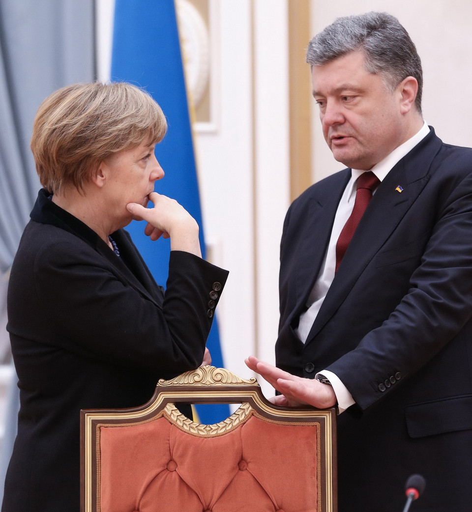 Những gốc đào đẹp đều được người chơi đến tận vườn mua. (Ảnh: Hữu Quyết/Vietnam+)