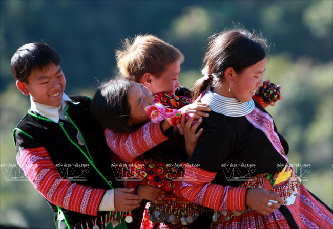  Sau cuộc chơi ném pao, quả pao được tặng lại cho bạn chơi để có cớ đến thăm nhà nhau và tìm hiểu nên duyên. (Ảnh: Thông Thiện/Báo ảnh Việt Nam)