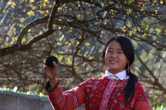  Trò chơi ném pao của người Mông không phân biệt lứa tuổi. Người Mông chơi ném pao từ thủa bé đến lúc về già. (Ảnh: Thông Thiện/Báo ảnh Việt Nam)