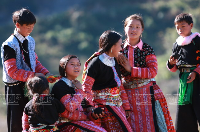  Quả pao được ví như “ông tơ, bà mối” để nam nữ thanh niên dân tộc Mông quen biết, tìm hiểu và tỏ tỉnh. (Ảnh: Thông Thiện/Báo ảnh Việt Nam)