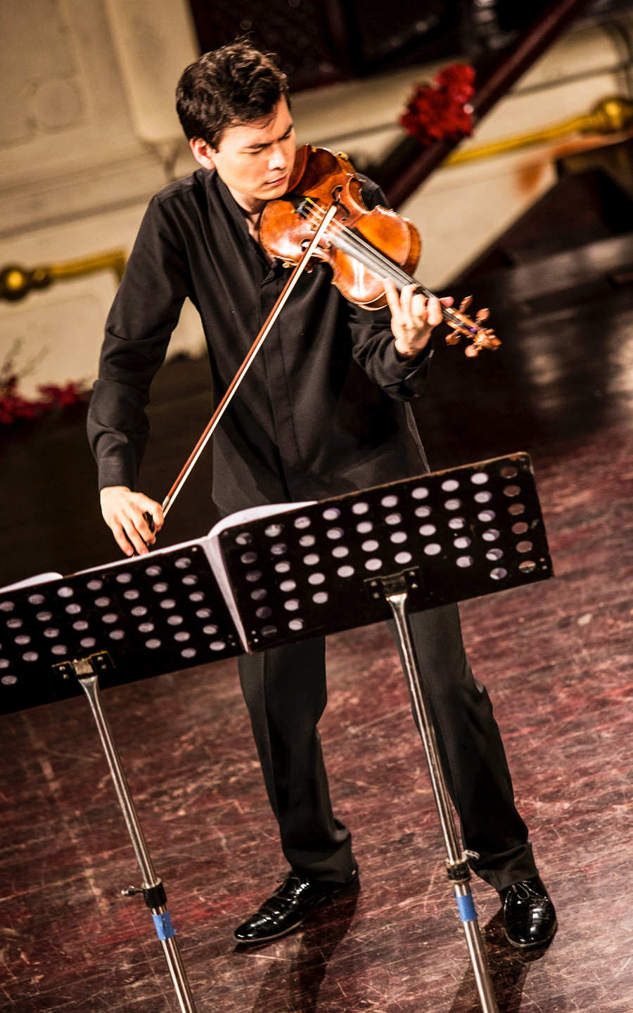 Dường như với Stefan Jackiw, khi tiếng đàn cất lên là lúc anh hoàn toàn chìm trong thế giới âm nhạc của riêng mình. (Nguồn: BTC)