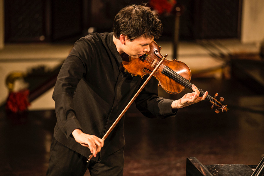 Stefan Jackiw đã khiến người nghe bị mê hoặc với tiếng đàn của mình. (Nguồn: BTC)