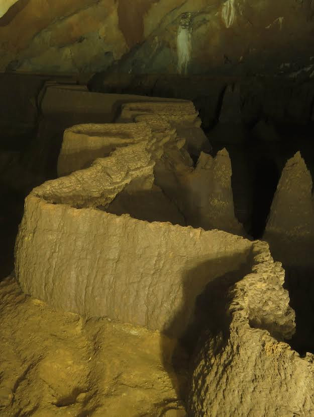 Các hồ thạch nhũ với những cột thạch nhũ lạ lùng, độc đáo, khác biệt mà đến giờ các nhà khoa học vẫn chưa có kết luận cuối cùng là điểm đặc biệt nhất của hang. (Ảnh: Hi Trang/Vietnam+)