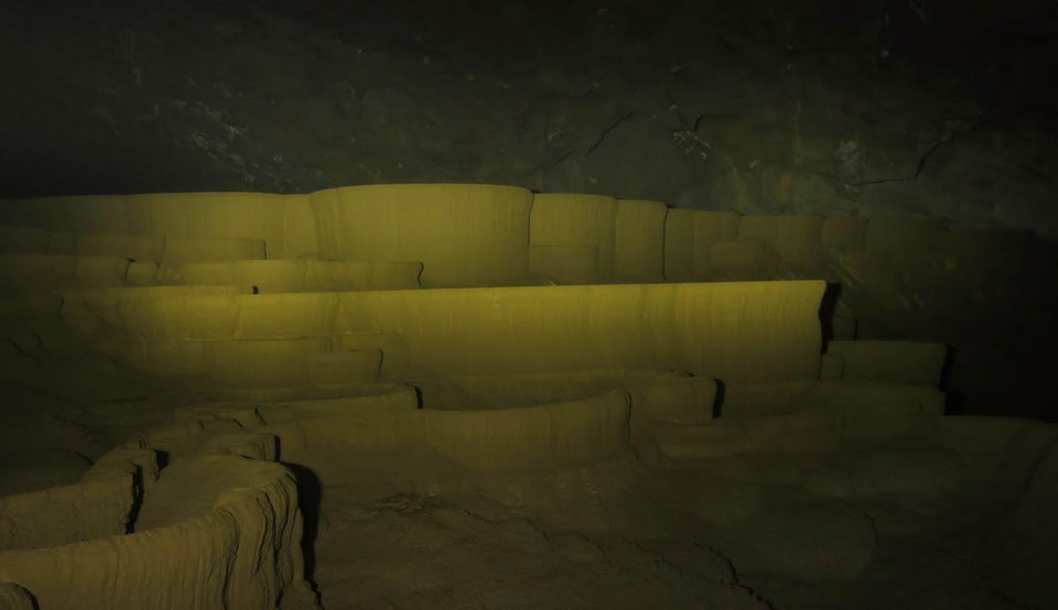 Các hồ thạch nhũ với những cột thạch nhũ lạ lùng, độc đáo, khác biệt mà đến giờ các nhà khoa học vẫn chưa có kết luận cuối cùng là điểm đặc biệt nhất của hang. (Ảnh: Hi Trang/Vietnam+)