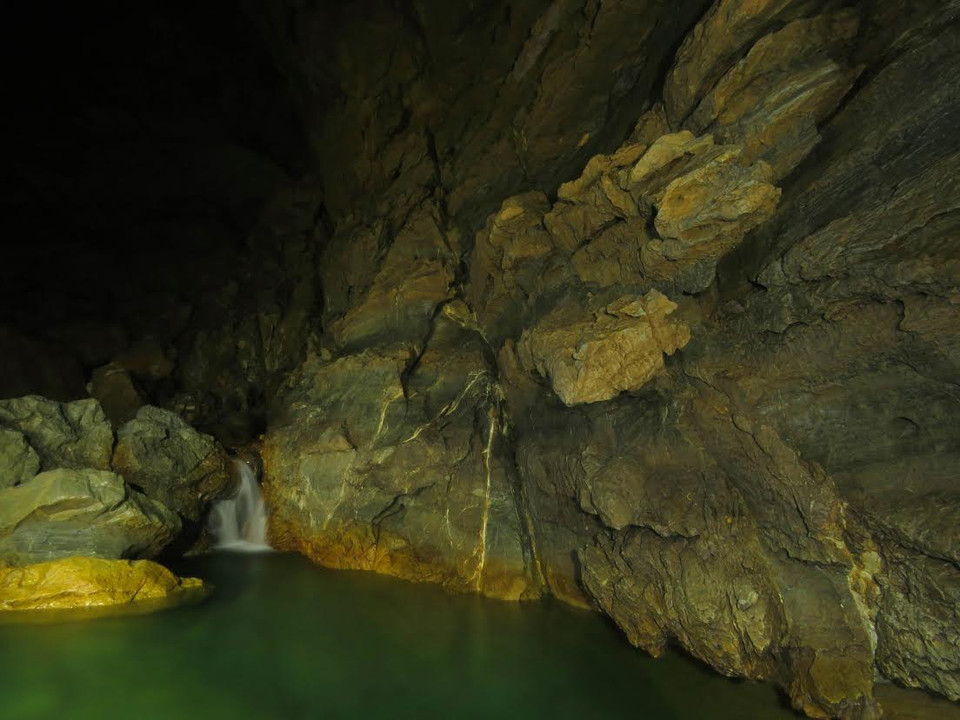 Dòng nước ngầm trong hang Va. (Ảnh: Hi Trang/Vietnam+)