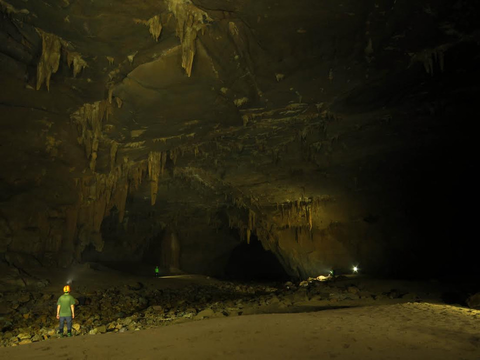 Trần hang rộng lớn và những thạch nhũ lung linh ở hang Nước Nứt. (Ảnh: Hi Trang/Vietnam+)