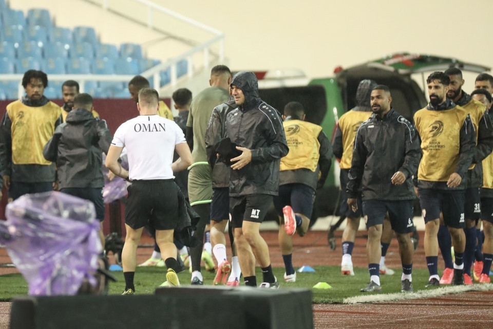 Đội tuyển bóng đá Oman tập làm quen trên Sân vận động quốc gia Mỹ Đình. (Ảnh: Minh Quyết/TTXVN)