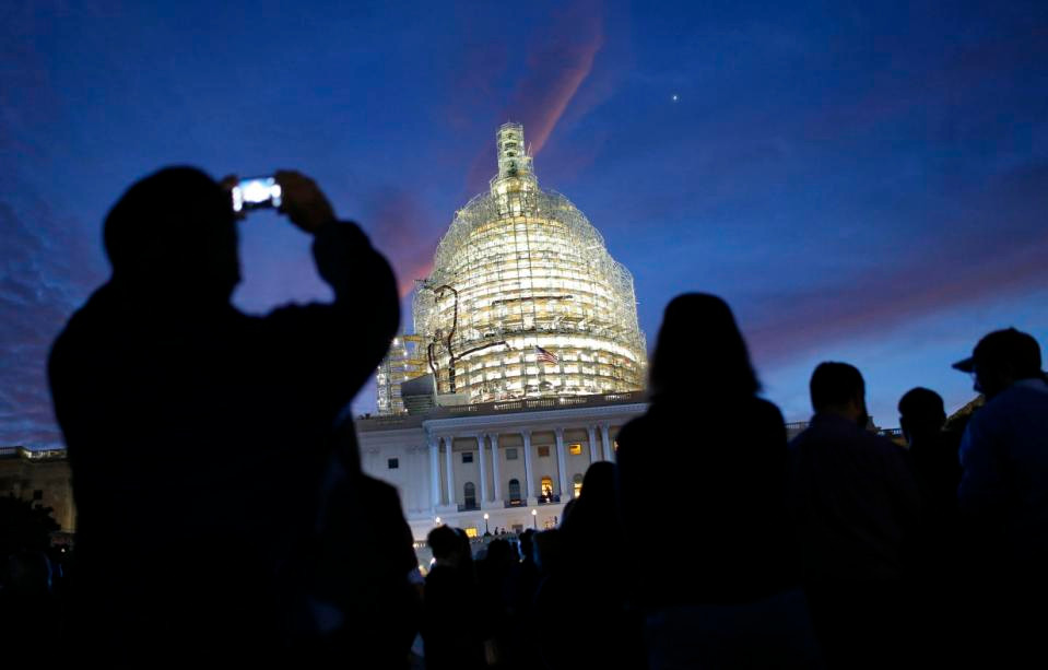 Mọi người chờ đợi từ sáng sớm ở Capital Hill để có cơ hội gặp mặt Giáo hoàng Francis. Giáo hoàng sẽ có bài diễn văn dành tặng người dân từ ban công sau khi phát biểu trước Quốc hội Mỹ. (Nguồn: AP)