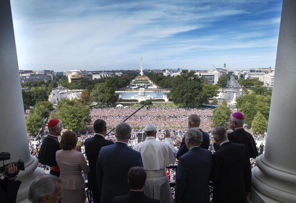 Giáo hoàng cùng những thành viên Quốc hội Mỹ vẫy tay chào người dân từ Speakers Balcony ở Capital Hill, Washington. (Nguồn: AP)