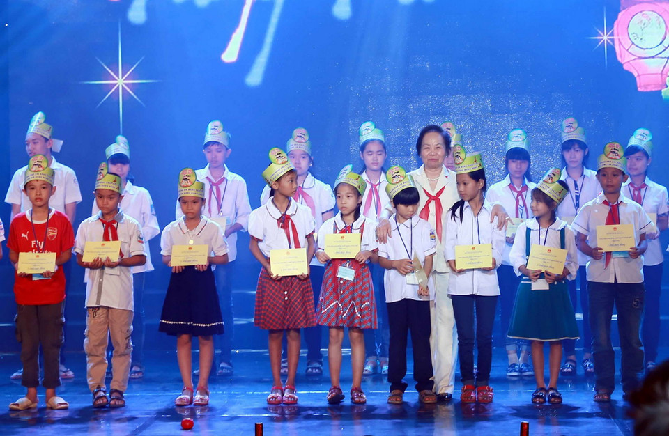 Phó Chủ tịch nước Nguyễn Thị Doan trao học bổng cho các em có hoàn cảnh khó khăn vươn lên trong học tập. (Ảnh: Nguyễn Quang/TTXVN)