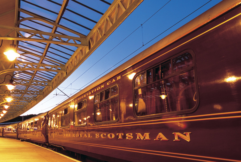 Royal Scotsman: Tuyến tàu sang trọng này sẽ giúp bạn tìm hiểu thêm về Scotland khi đi qua cao nguyên Scotland. Trên tàu, bạn có thể ngắm nhìn những ngôi làng màu trắng, những cái hồ rộng lớn. Bên cạnh đó, du khách chứng kiến các hầm sản xuất rượu hay thăm quan đài phát thanh Rothiemurchus Estate nổi tiếng của Anh. (Nguồn: TravelChannel)