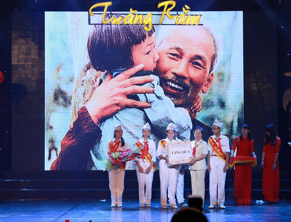 Phó Chủ tịch nước Nguyễn Thị Doan trao học bổng cho các em có hoàn cảnh khó khăn vươn lên trong học tập. (Ảnh: Nguyễn Quang/TTXVN)