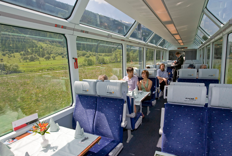 Glacier Express (Thụy Sĩ): Chuyến tàu này nổi tiếng với mệnh danh chuyến tàu chậm nhất thế giới. Nhưng đó lại chính là điều mà du khách muốn ở Glacier Express. Du khách sẽ mất 7 tiếng trên tàu để đi từ thành phố Zernatt (Thụy Sĩ) tới Davos hoặc tới thành phố nghỉ dưỡng St.Moritz để ngắm nhìn ngọn núi Oberralp Pass ở độ cao 1828m. (Nguồn: TravelChannel)