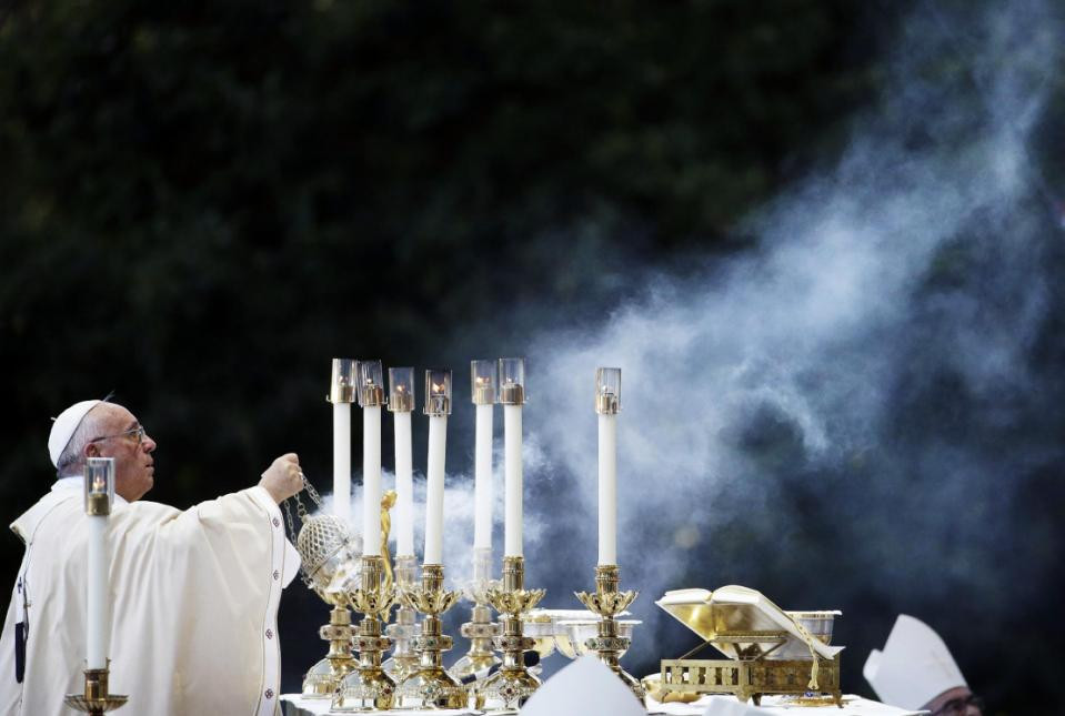 Giáo hoàng Francis thực hiện nghi lễ bên ngoài Vương Cung Thánh Đường của Đền thánh Quốc gia Đức Mẹ Vô Nhiễm Nguyên Tội. (Nguồn: AP)