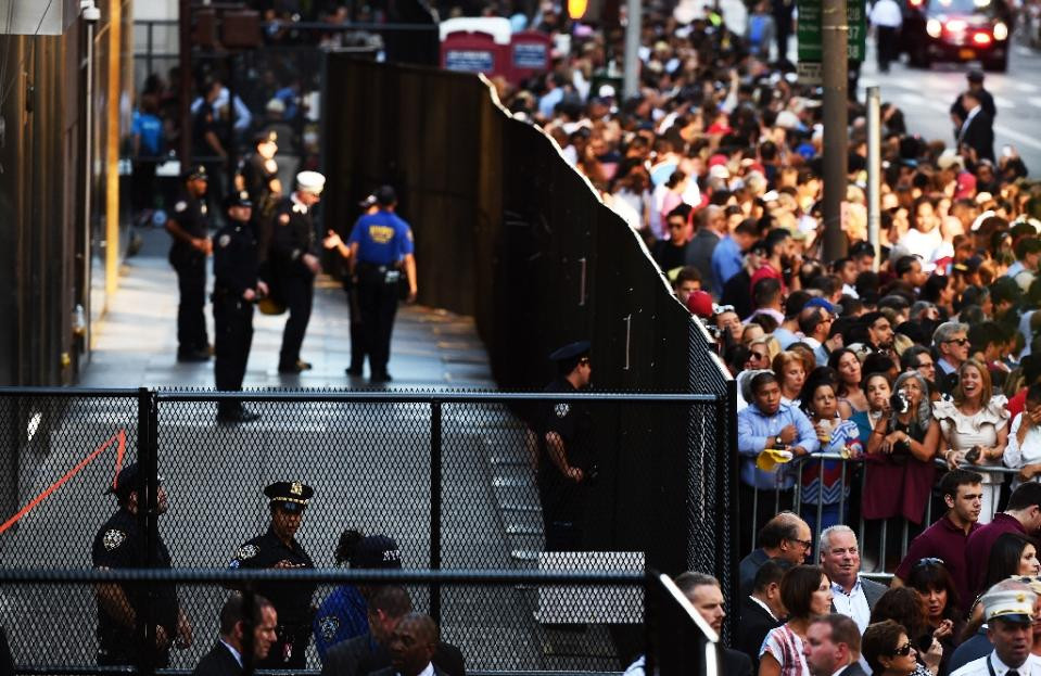 Hàng ngàn người đã tụ tập hai bên đường để đón Giáo hoàng La Mã đầu tiên tới Mỹ. (Nguồn: AFP)