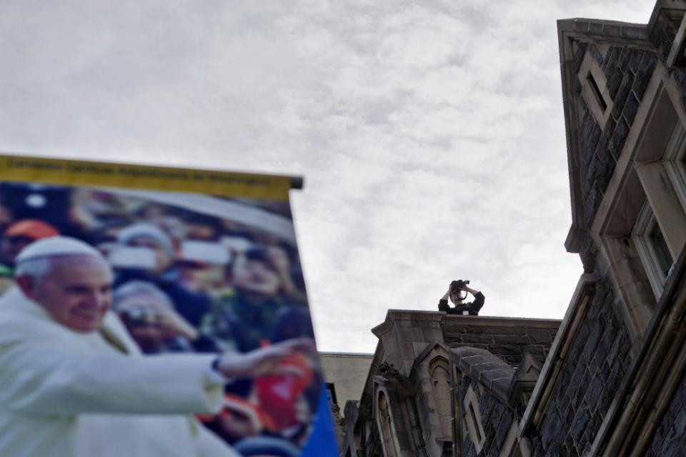 Một nhân viên an ninh dùng ống nhòm quan sát từ nóc nhà thờ St. Patrick ở Washington. Giáo hoàng Francis sẽ tới một buổi từ thiện bữa tối dành tặng 300 người vô gia cư ở đây. (Nguồn: AP)